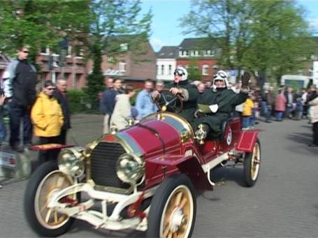 Kevelaer : Die ersten Oldtimer verlassen den Peter-Plümpe-Platz